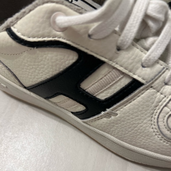 HOFF women’s metro sneaker size 7.5 blue and white leather, rubber sole - Picture 5 of 8